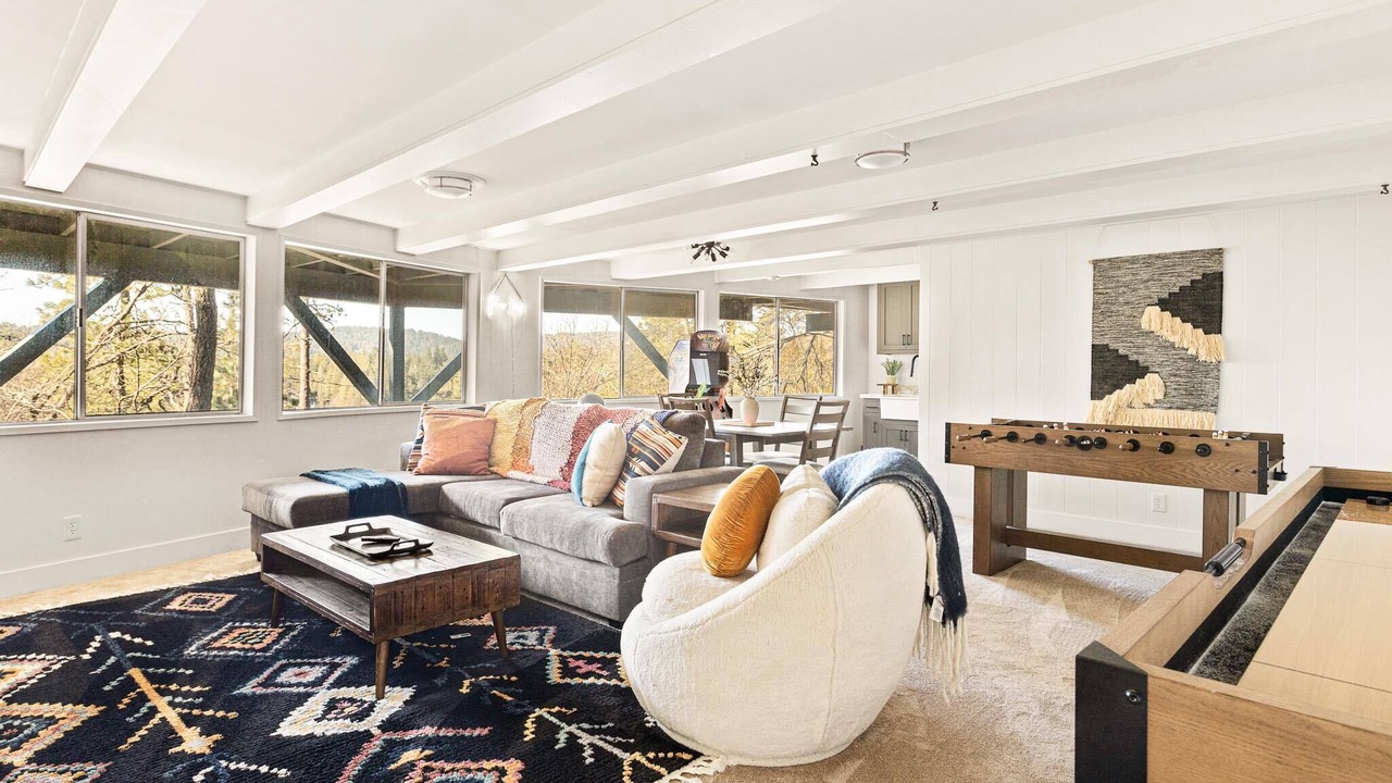 Photo of Livingroom in Lake Arrowhead