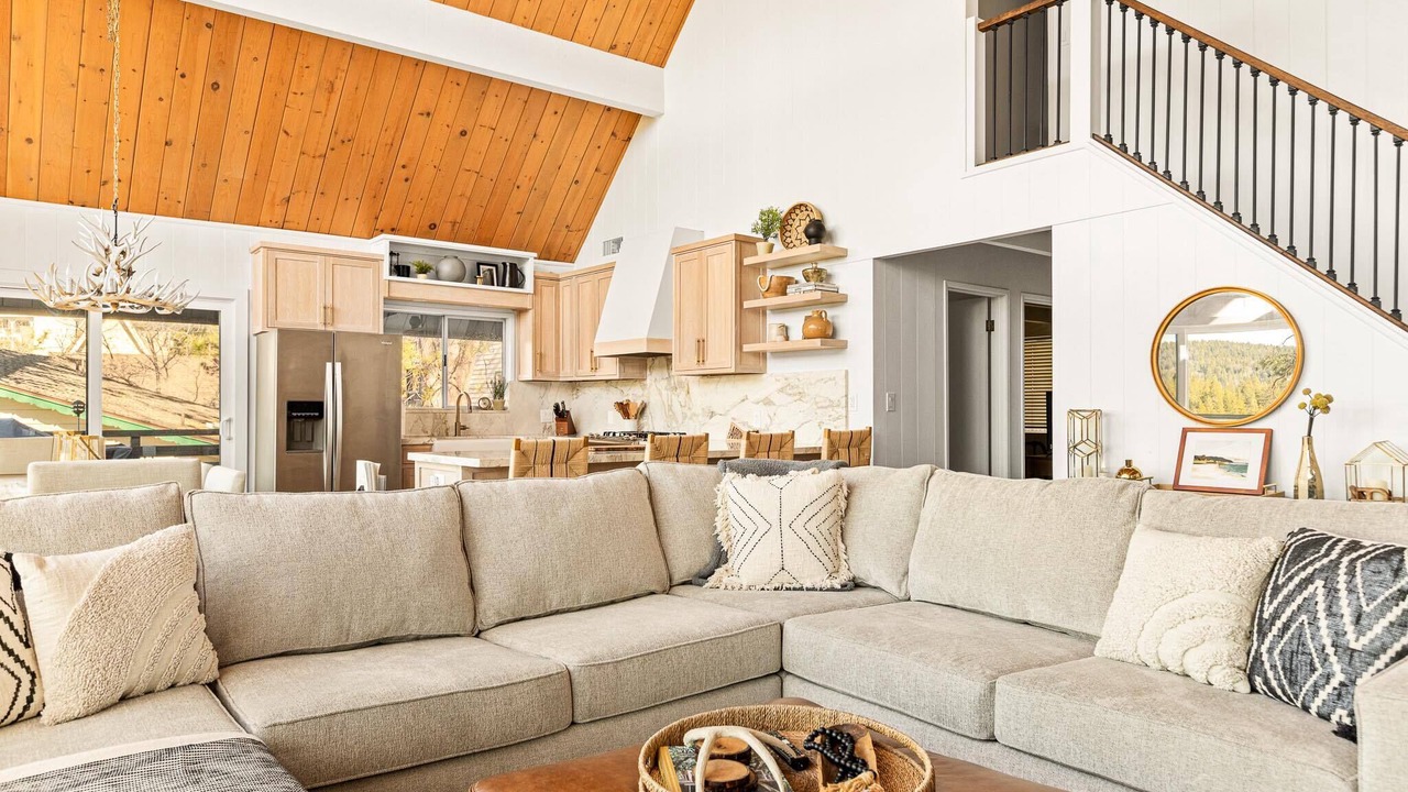 Photo of Livingroom in Lake Arrowhead