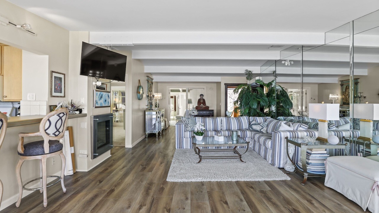 Photo of Livingroom in Eastern Malibu