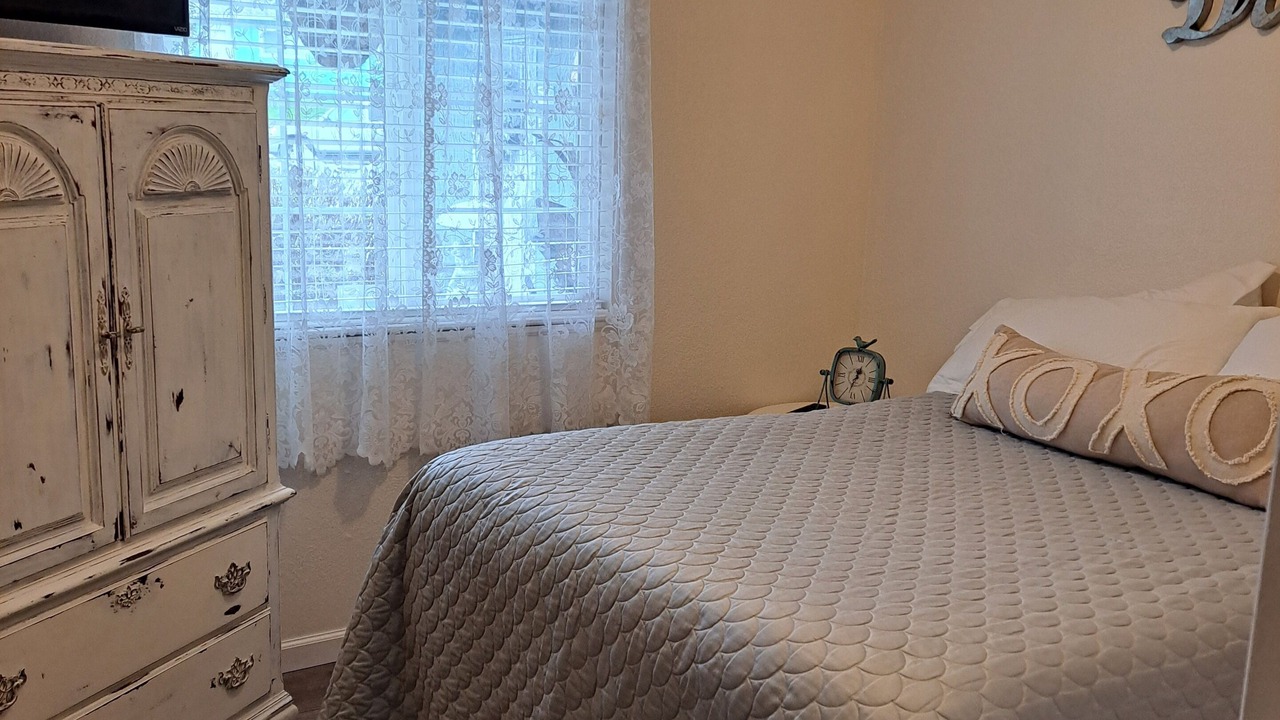 Photo of Bedroom in Humboldt Hill