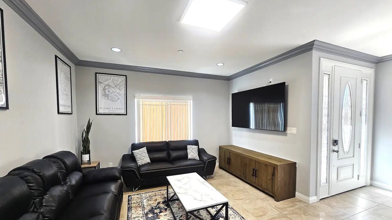 Photo of Livingroom in Midway City