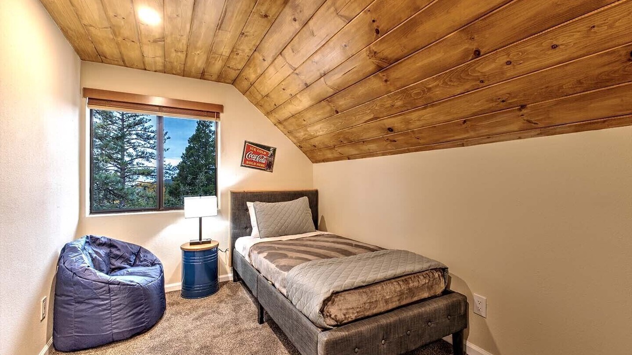 Photo of Bedroom in Idyllwild