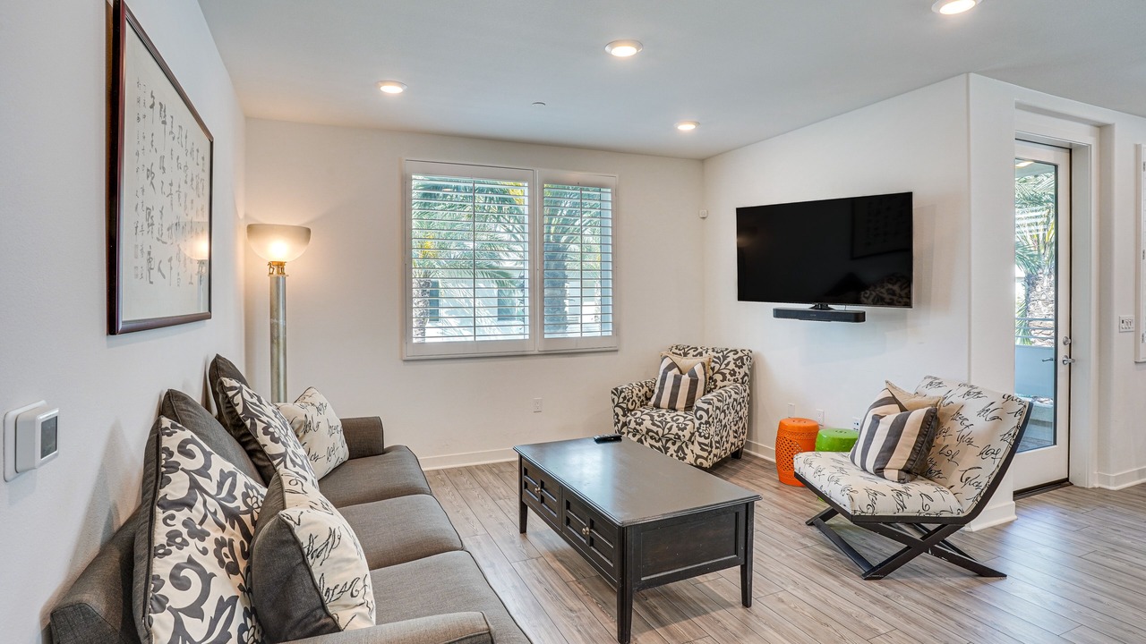 Photo of Livingroom in Platinum Triangle