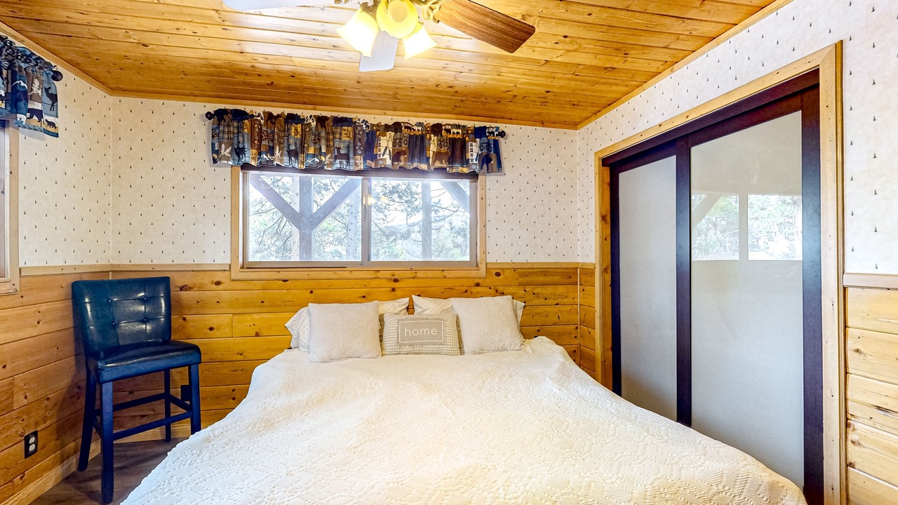 Photo of Bedroom in Crestline