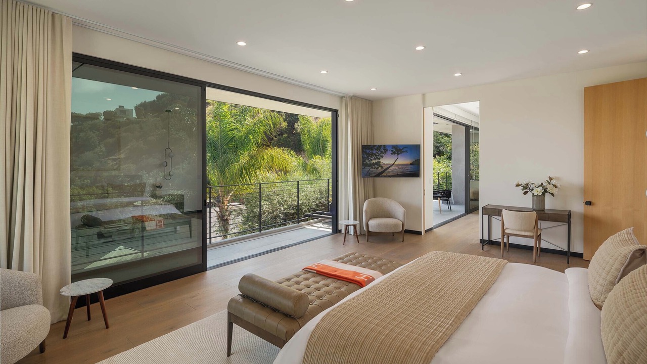 Photo of Others in Hollywood Hills West