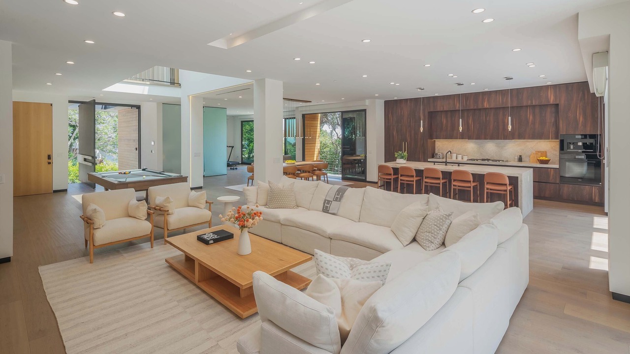 Photo of Others in Hollywood Hills West