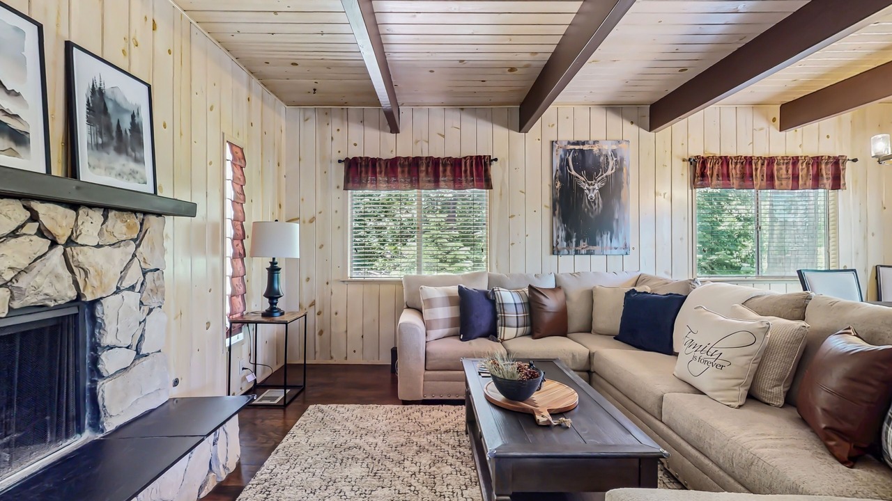 Photo of Livingroom in Blue Jay