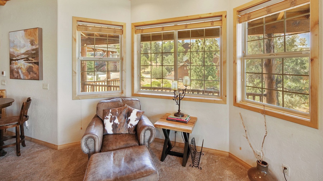 Photo of Livingroom in Castle Glen Estates