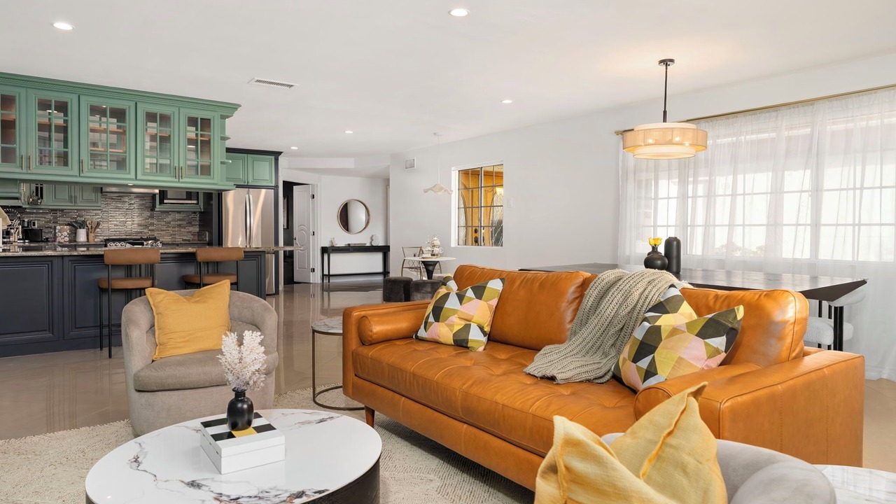 Photo of Livingroom in Midway City