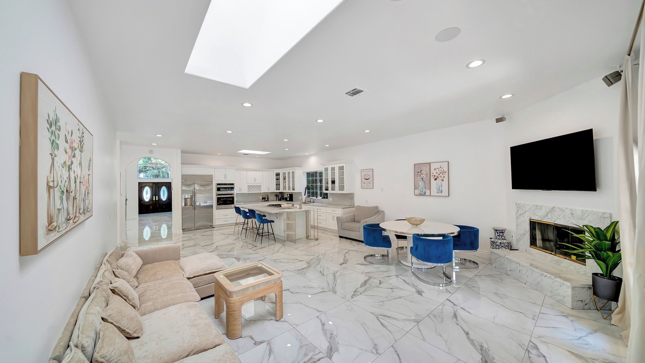 Photo of Livingroom in Tarzana