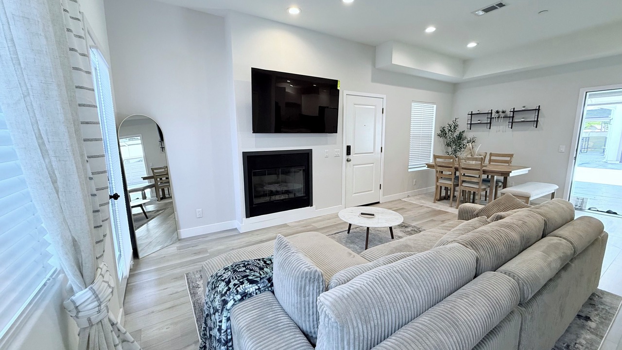 Photo of Livingroom in Midway City