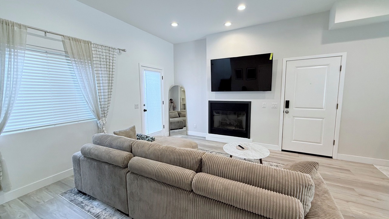 Photo of Livingroom in Midway City