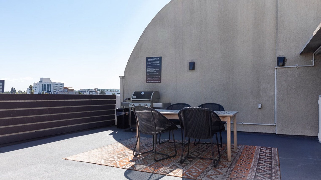 Photo of Outdoor in Miracle Mile