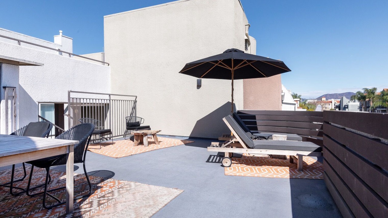 Photo of Outdoor in Miracle Mile