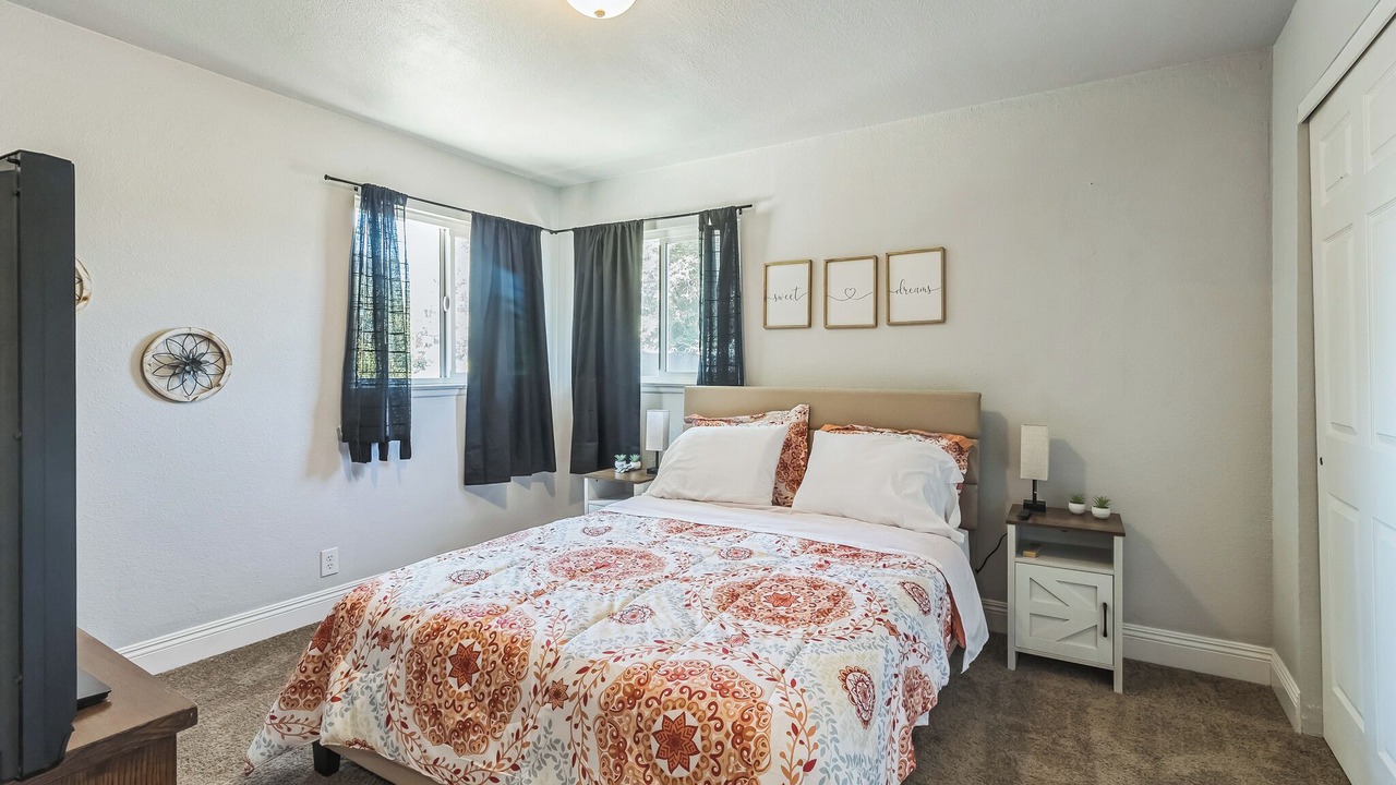 Photo of Bedroom in Raisin