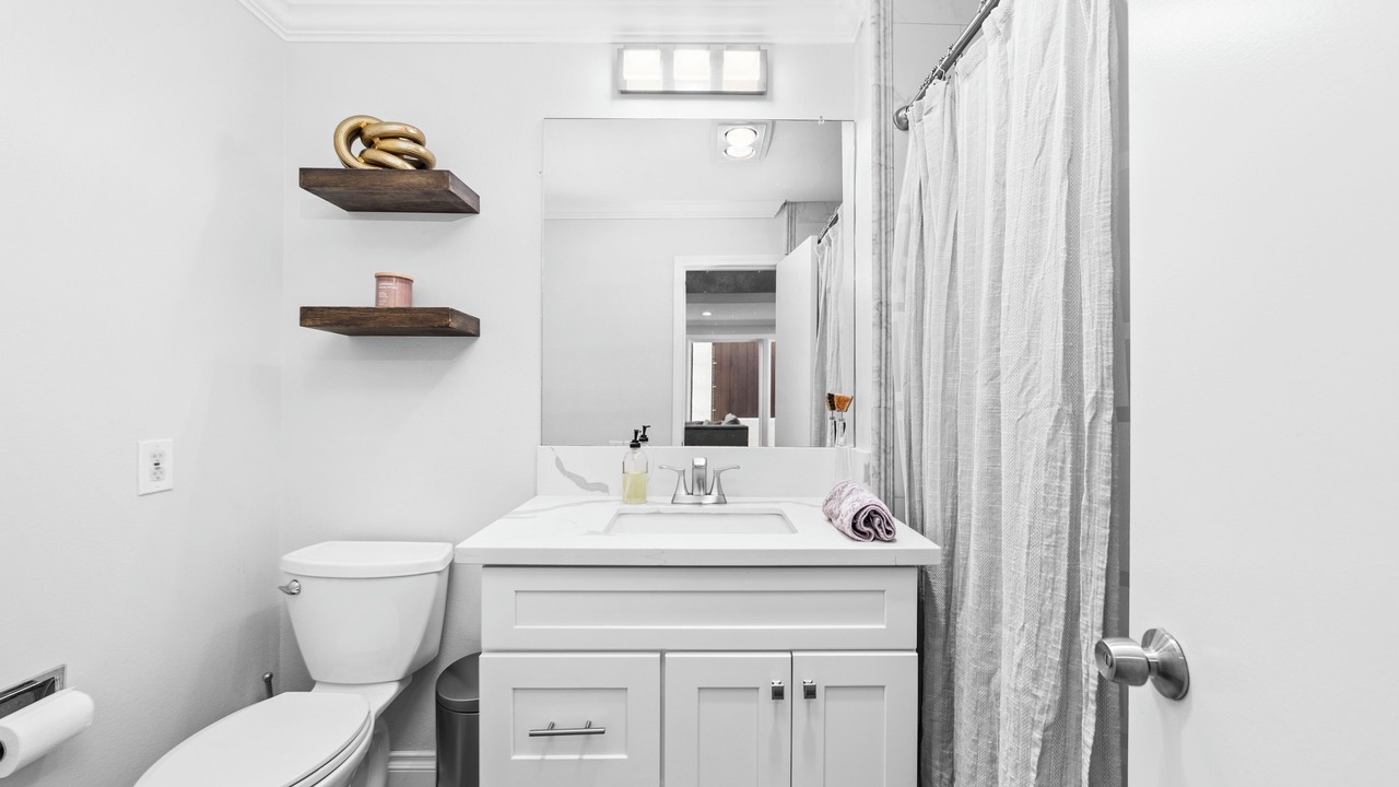 Photo of Bathroom in Los Cerritos