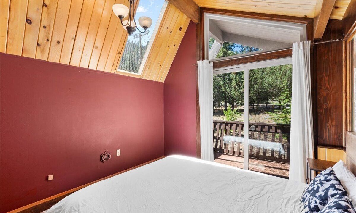 Photo of Bedroom in Wrightwood