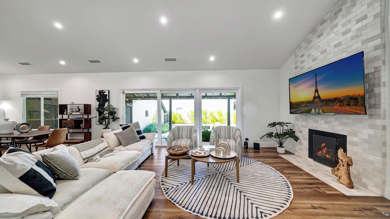 Photo of Livingroom in Woodland Hills