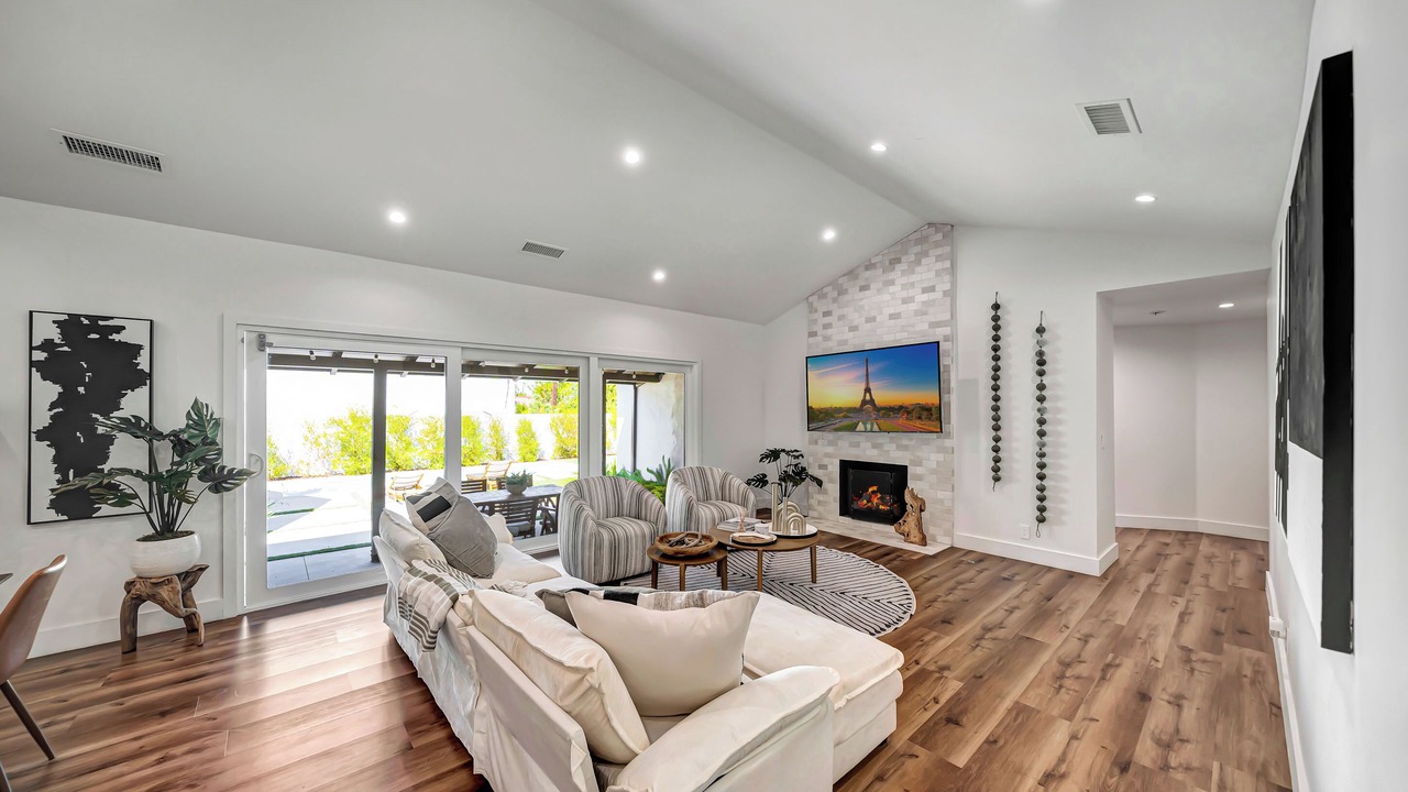 Photo of Livingroom in Woodland Hills