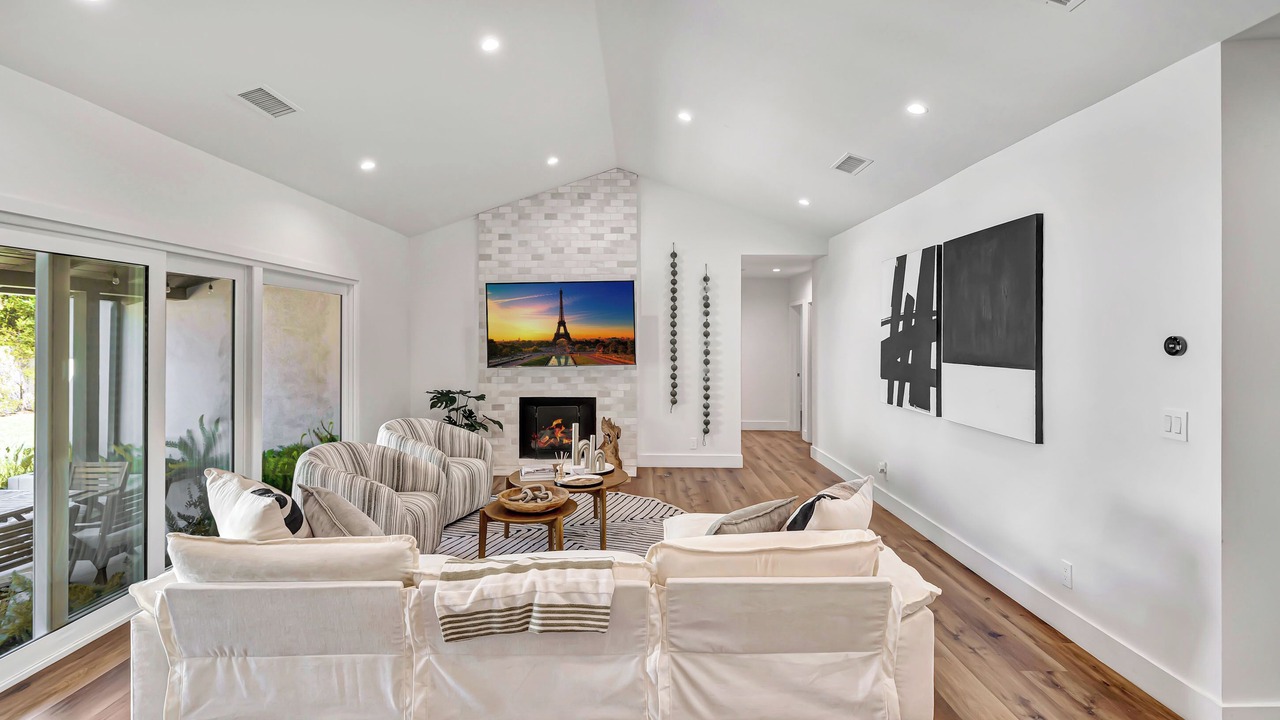 Photo of Livingroom in Woodland Hills