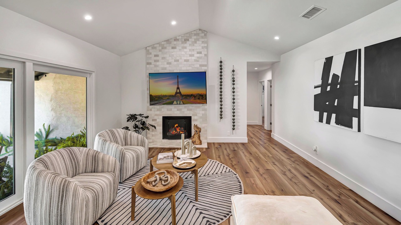 Photo of Livingroom in Woodland Hills