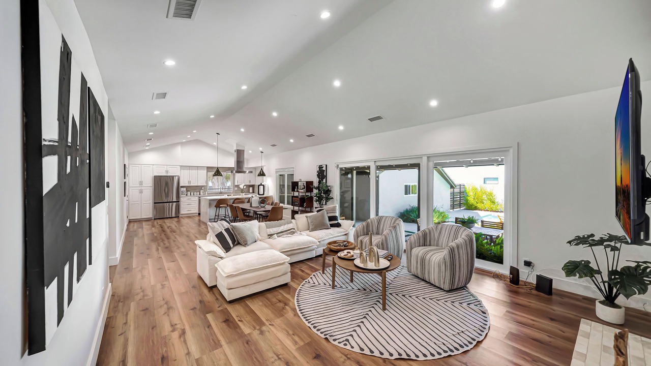 Photo of Livingroom in Woodland Hills