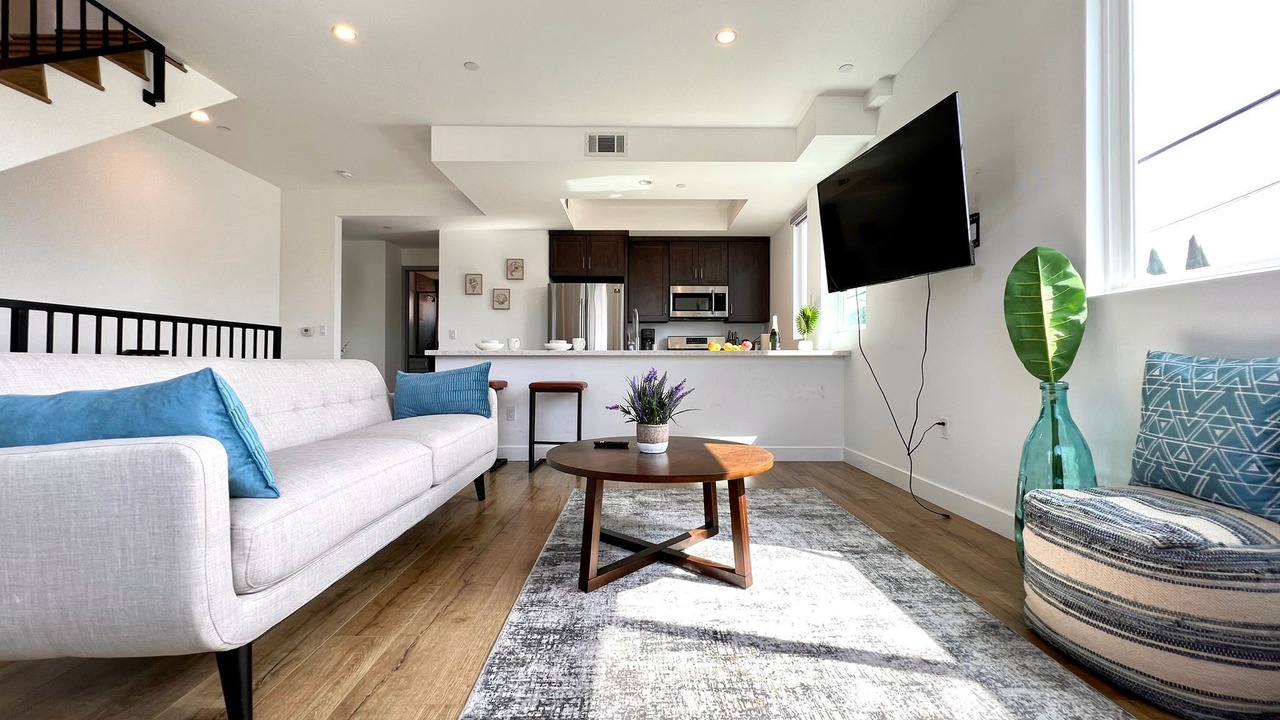 Photo of Livingroom in Pico-Union