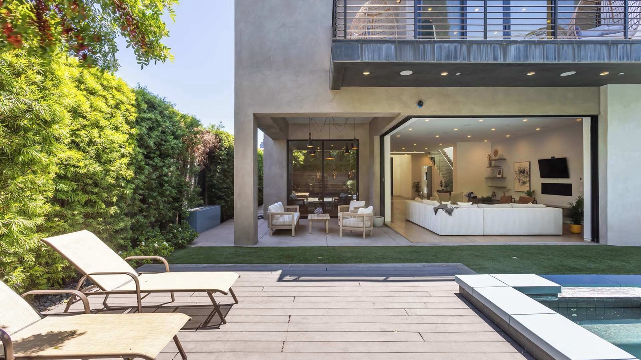 Photo of Outdoor in Mid-Wilshire