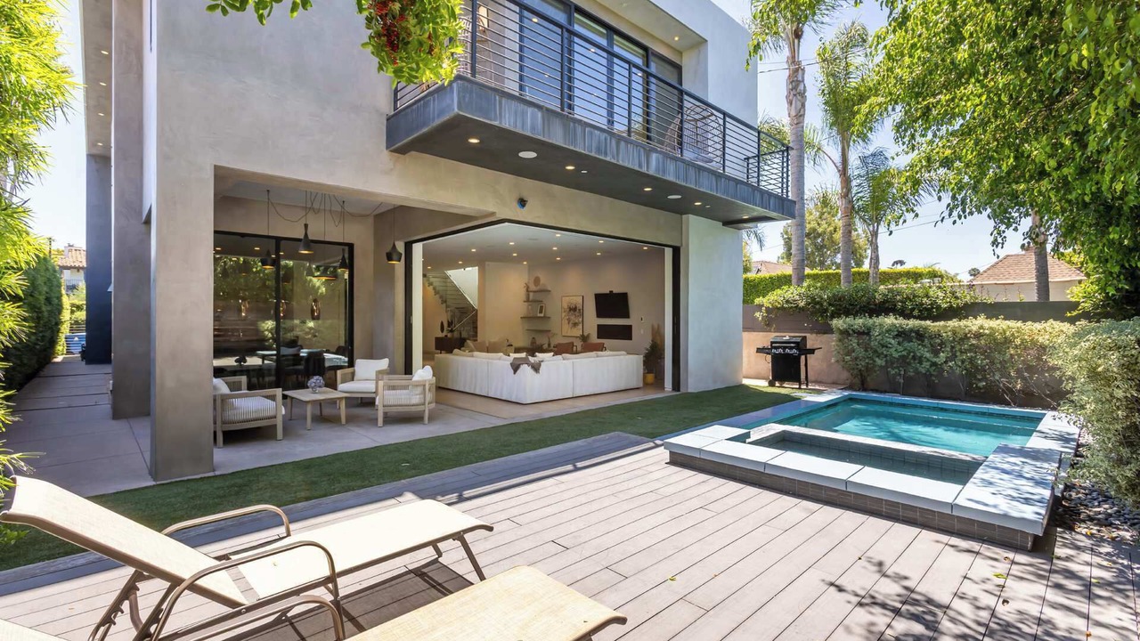 Photo of Outdoor in Mid-Wilshire