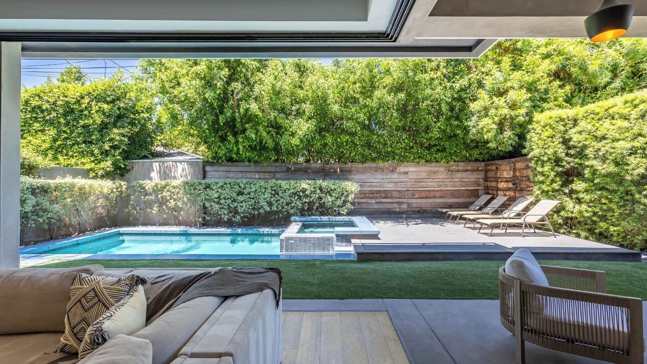 Photo of Outdoor in Mid-Wilshire