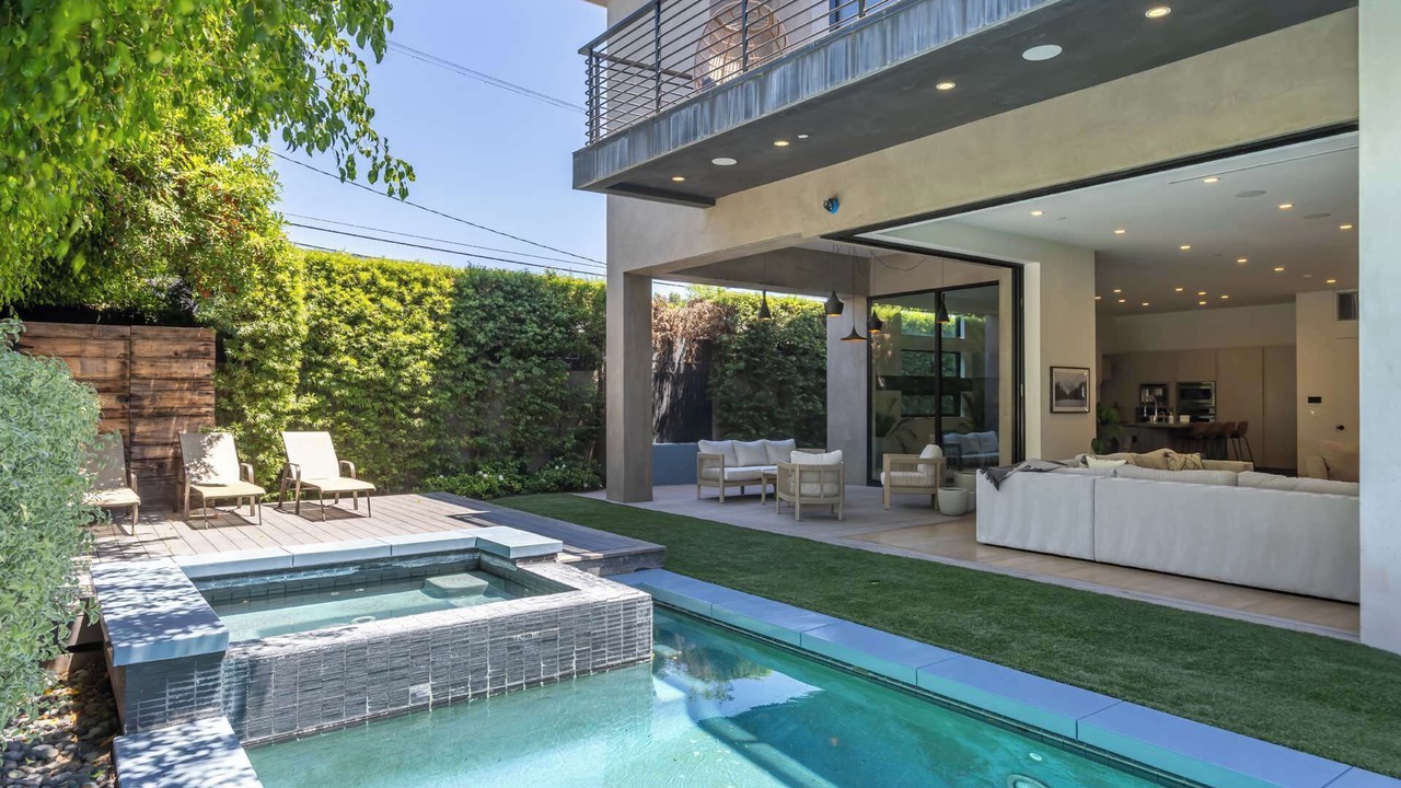 Photo of Outdoor in Mid-Wilshire