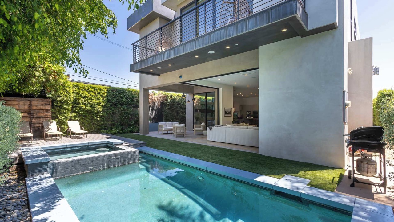Photo of Outdoor in Mid-Wilshire