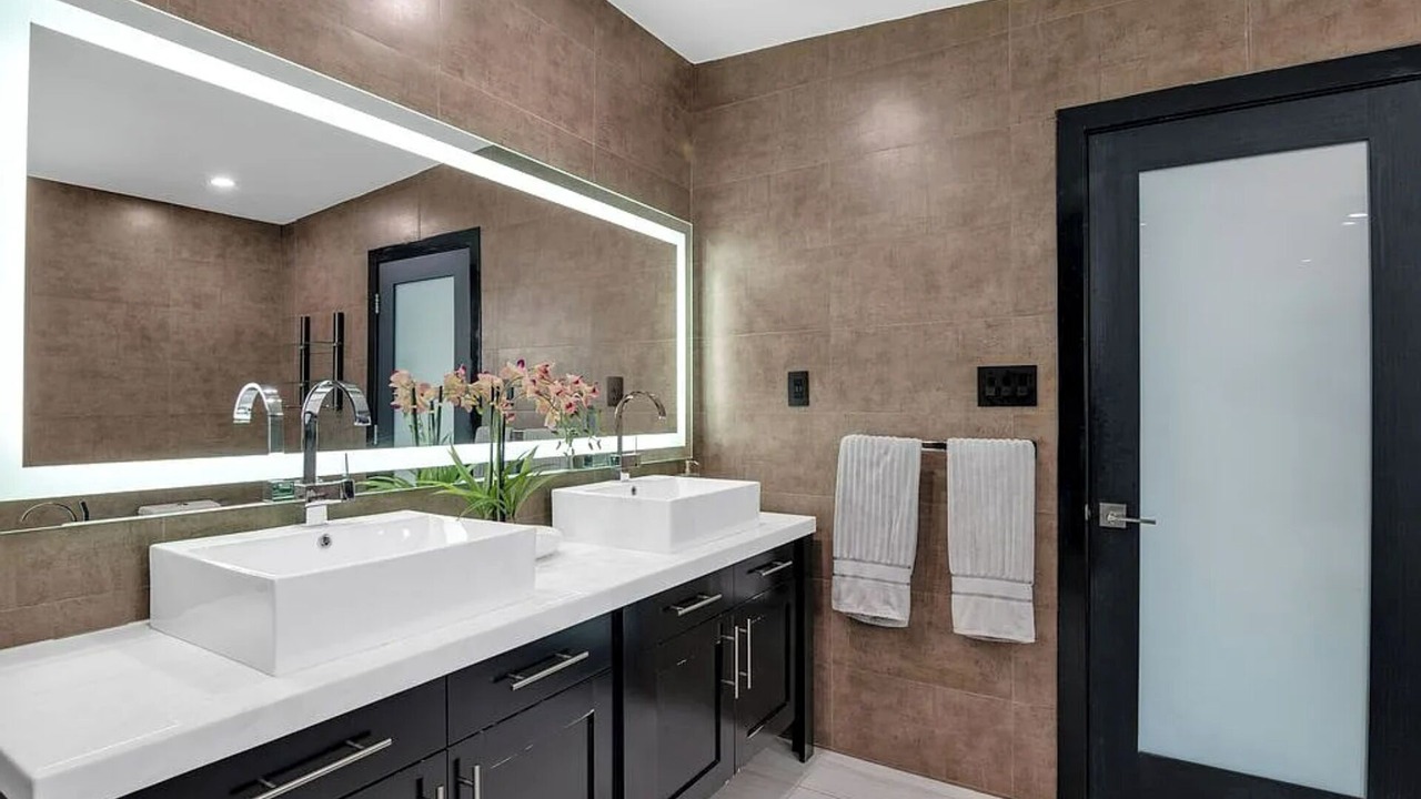 Photo of Bathroom in Greater Wilshire - Hancock Park
