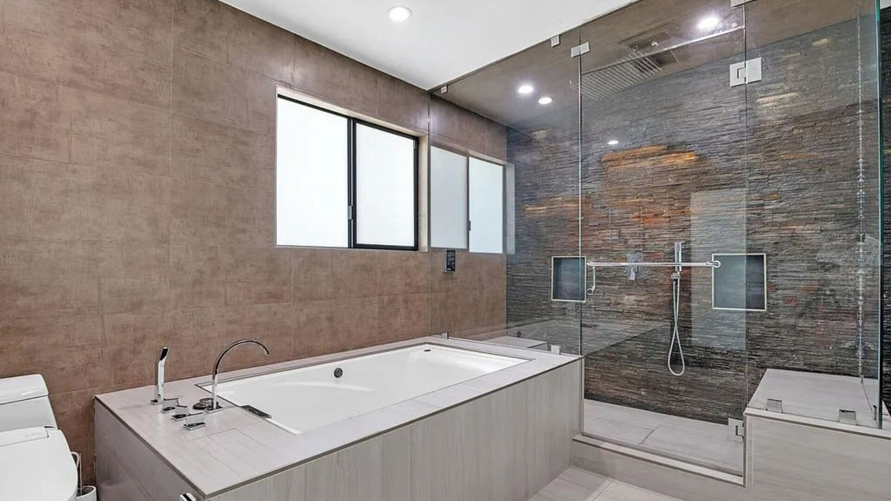 Photo of Bathroom in Greater Wilshire - Hancock Park