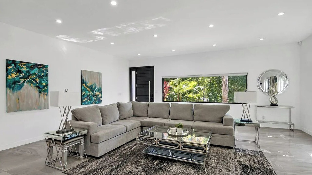 Photo of Livingroom in Greater Wilshire - Hancock Park