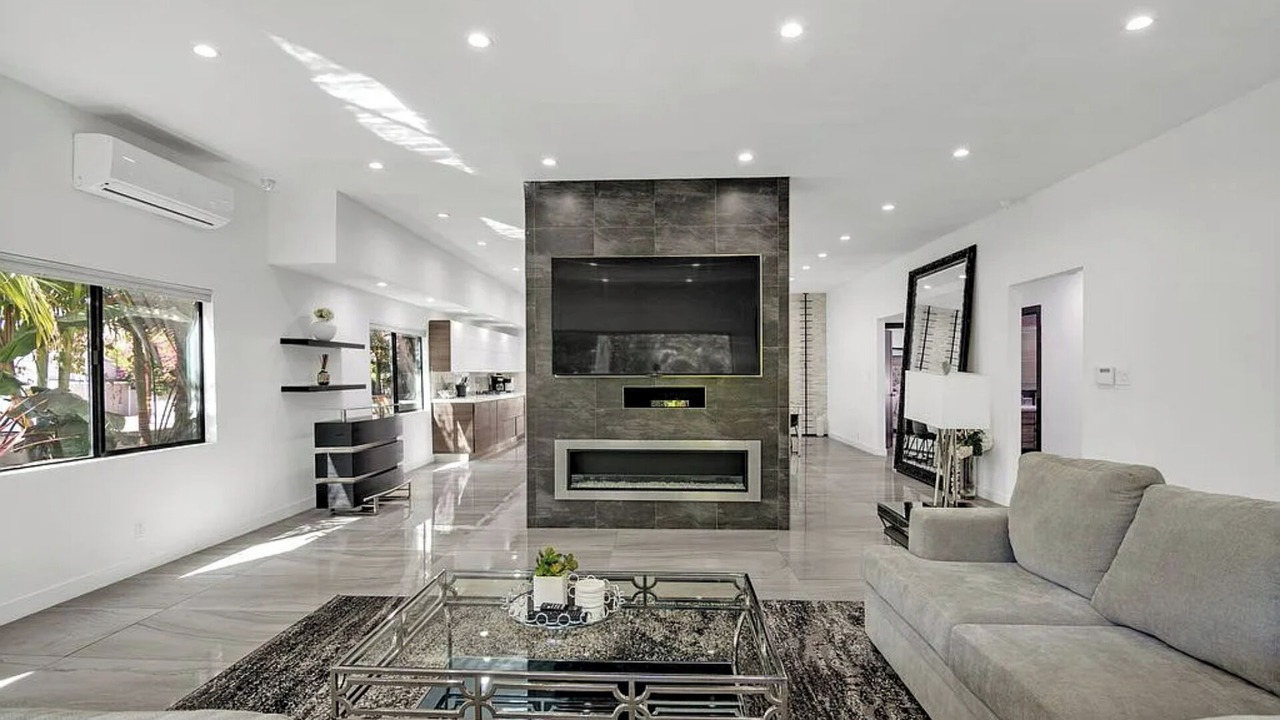 Photo of Livingroom in Greater Wilshire - Hancock Park