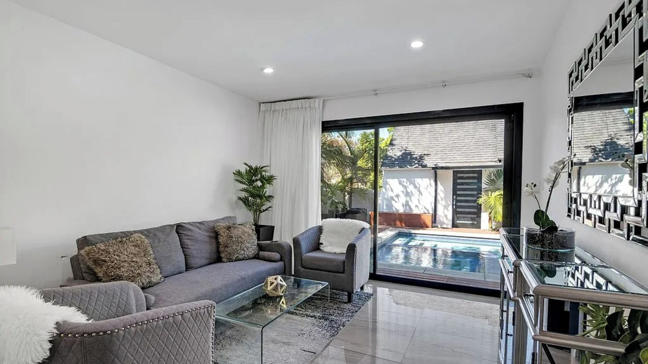 Photo of Livingroom in Greater Wilshire - Hancock Park