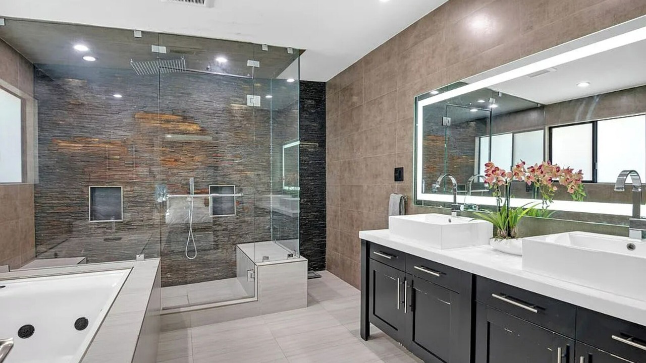 Photo of Bathroom in Greater Wilshire - Hancock Park