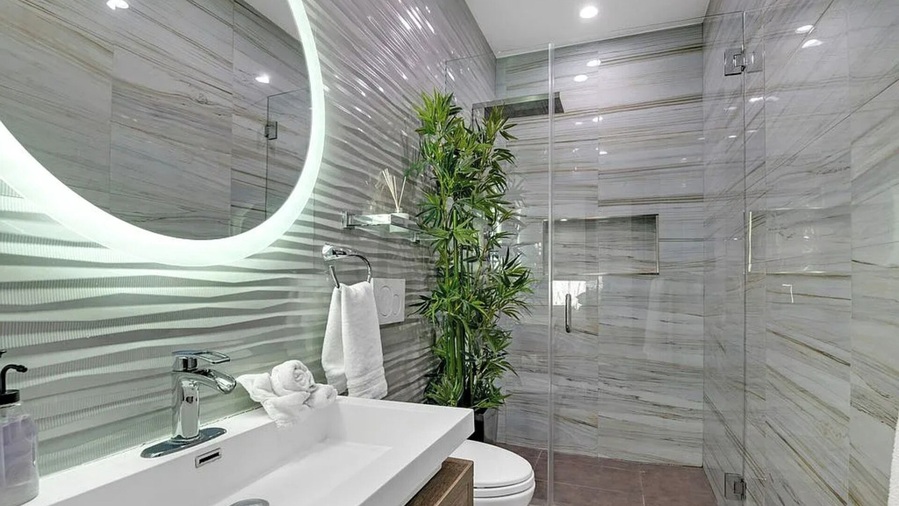 Photo of Bathroom in Greater Wilshire - Hancock Park