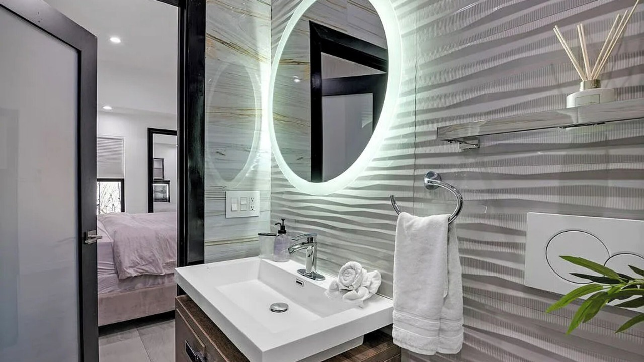 Photo of Bathroom in Greater Wilshire - Hancock Park