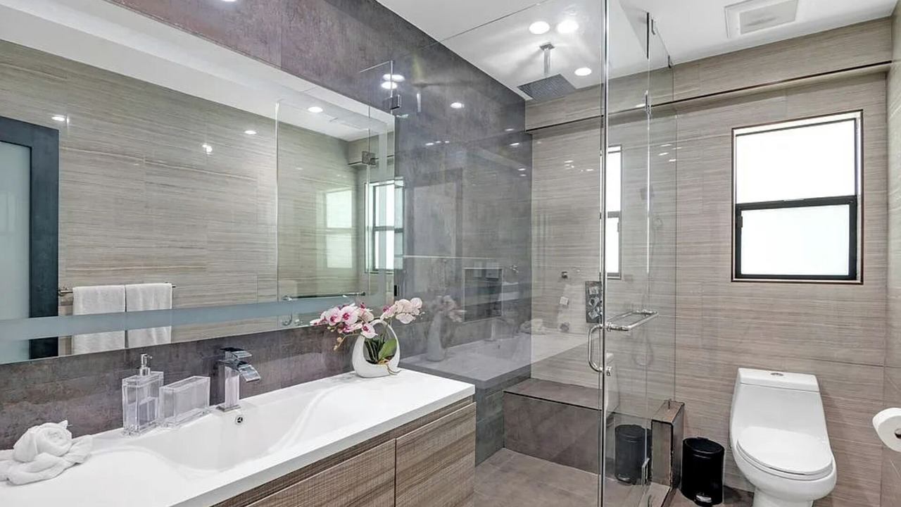 Photo of Bathroom in Greater Wilshire - Hancock Park