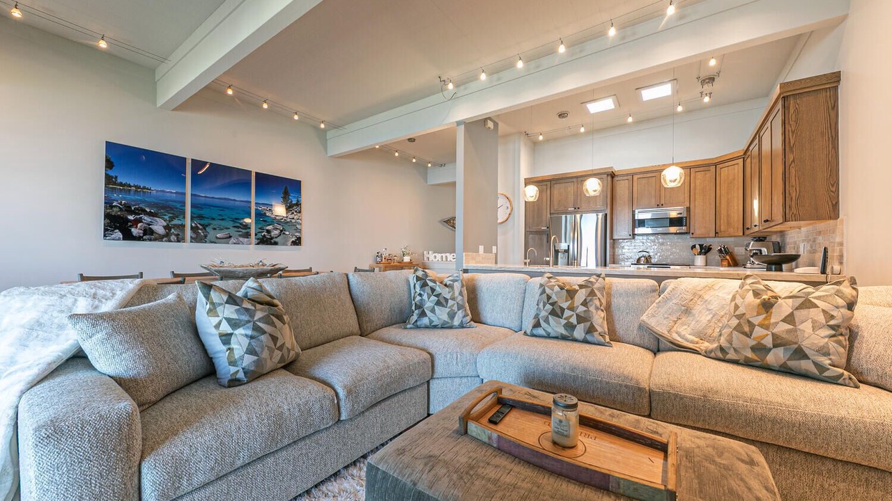 Photo of Livingroom in Tahoe Tavern