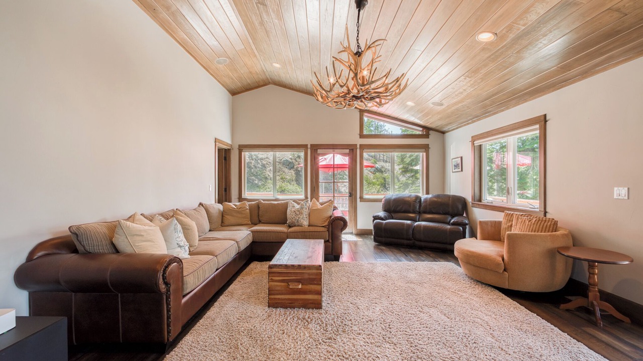 Photo of Livingroom in Meeks Bay