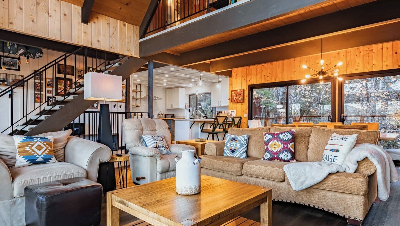 Photo of Livingroom in Lake Arrowhead