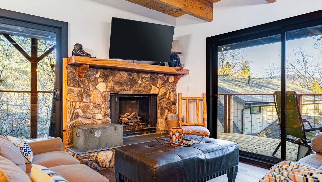 Photo of Livingroom in Lake Arrowhead