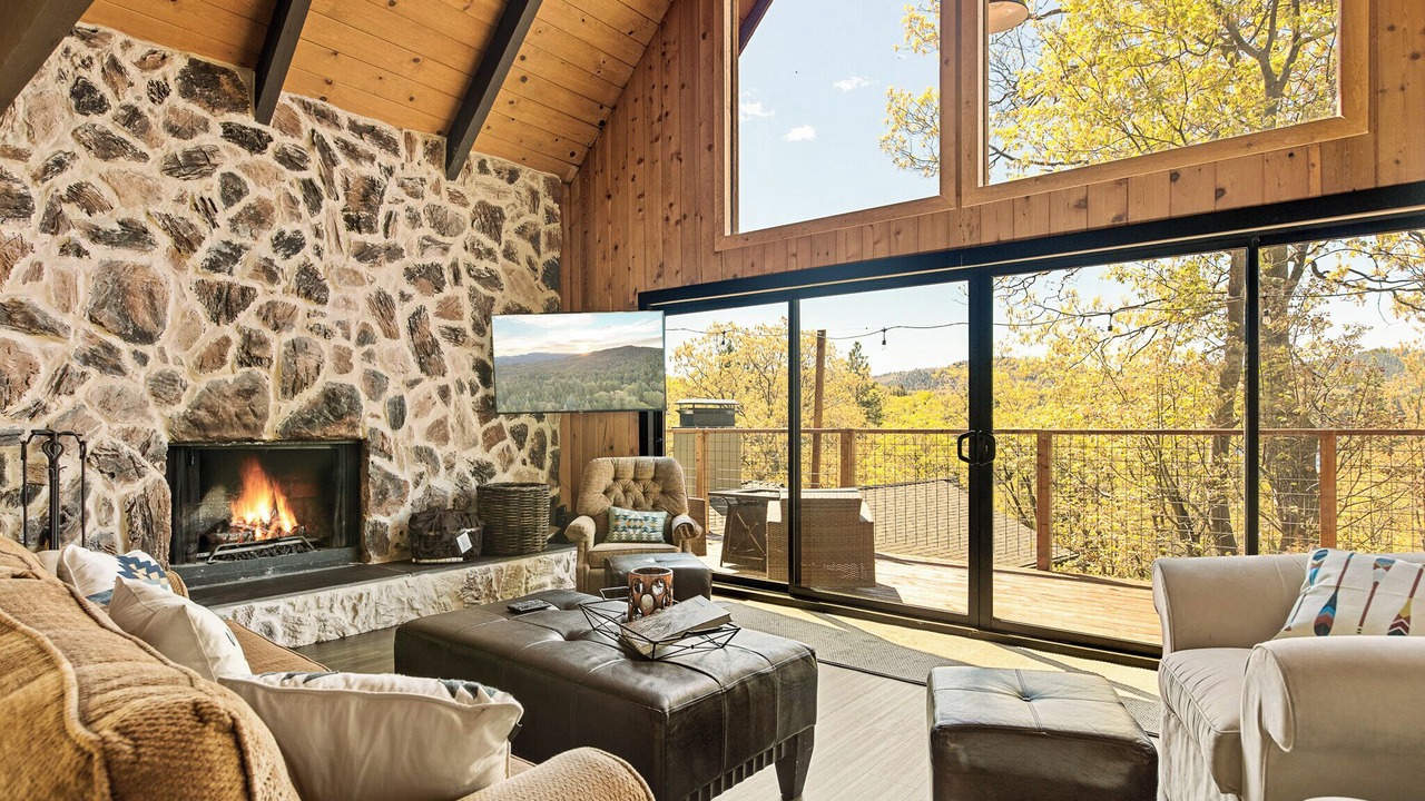 Photo of Livingroom in Lake Arrowhead