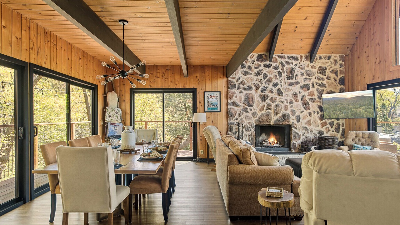 Photo of Livingroom in Lake Arrowhead