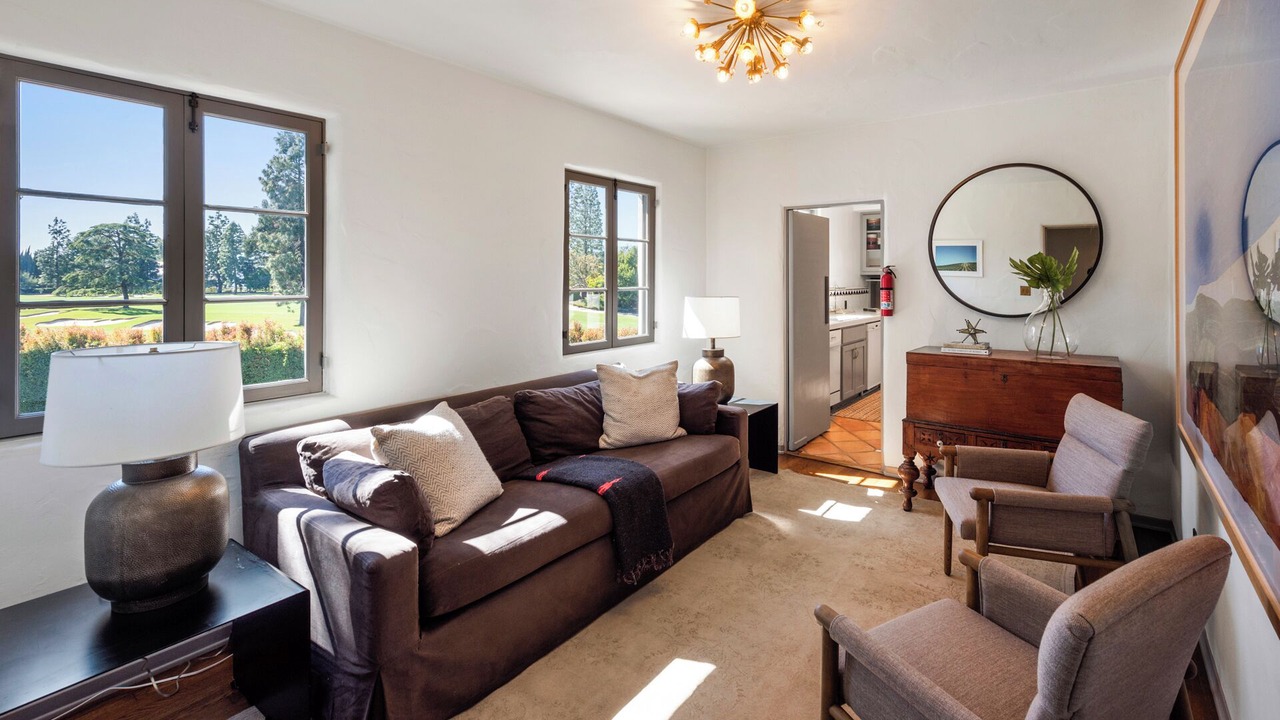 Photo of Livingroom in Greater Wilshire - Hancock Park