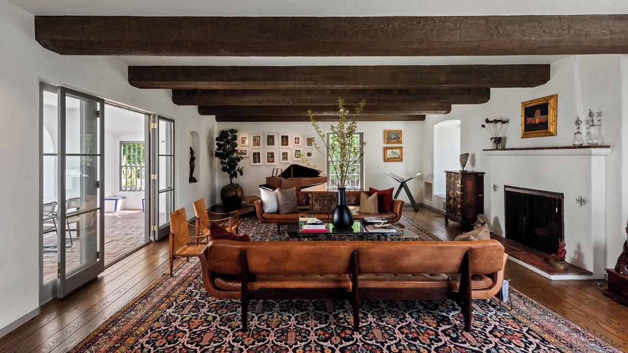 Photo of Livingroom in Greater Wilshire - Hancock Park