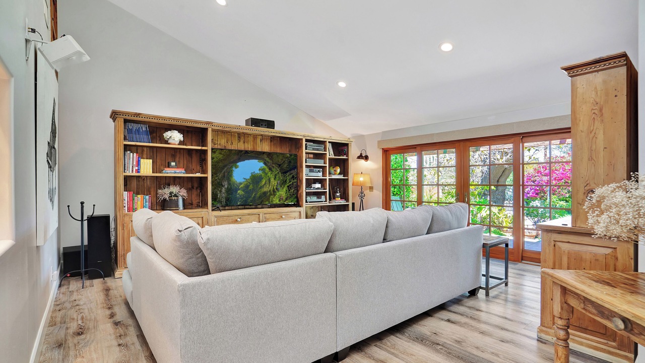 Photo of Livingroom in Woodland Hills
